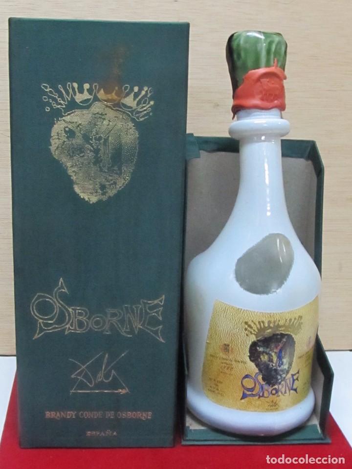 Collezionismo di vini e liquori: BOTELLA DE BRANDY CONDE DE OSBORNE - DISE&Ntilde;ADA POR DAL&Iacute;-EST&Aacute; VAC&Iacute;A