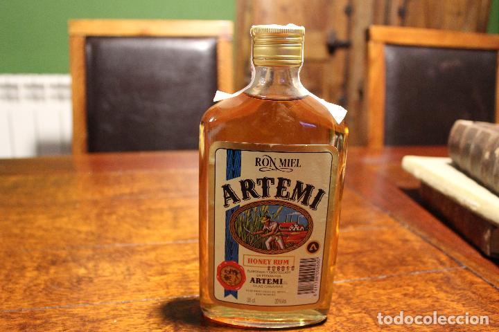 Coleccionismo de vinos y licores: Botella de ron miel artemi islas canarias 35 cc precintada precintado licor