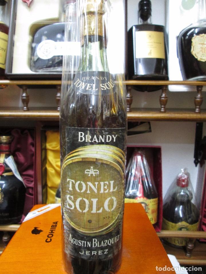 Coleccionismo de vinos y licores: ANTIGUA BOTELLA BRANDY CO&Ntilde;AC, TONEL SOLO DE IMPUESTOS DE 80 CTS, DECADA A&Ntilde;OS 50-60