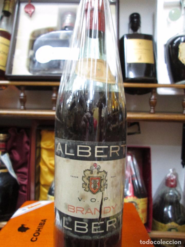 Coleccionismo de vinos y licores: ANTIGUA BOTELLA DE BRANDY CO&Ntilde;AC, ALBERTI V.O.P. DE IMPUESTO DE 80 CTS. DECADA DE LOS A&Ntilde;OS 50-60