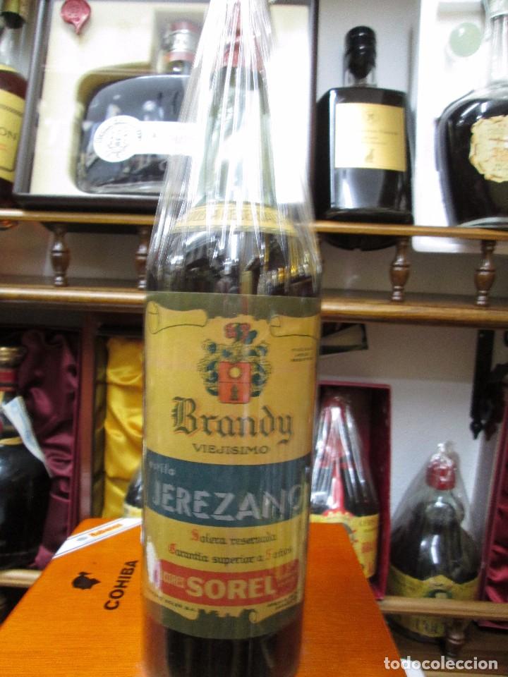 Coleccionismo de vinos y licores: ANTIGUA BOTELLA BRANDY CO&Ntilde;AC, SOREL VIEJISIMO IMPUESTO DE ALCOHOLES DE 80 CTS, DECADA DE LOS 50-60