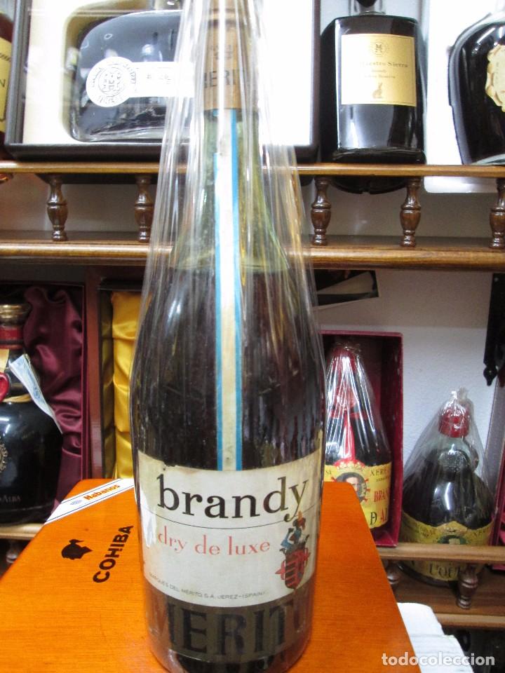 Coleccionismo de vinos y licores: ANTIGUA BOTELLA DE BRANDY CO&Ntilde;AC, DRY DE LUXE IMPUESTO DE 80 CTS, DECADA DE LOS A&Ntilde;OS 50-60