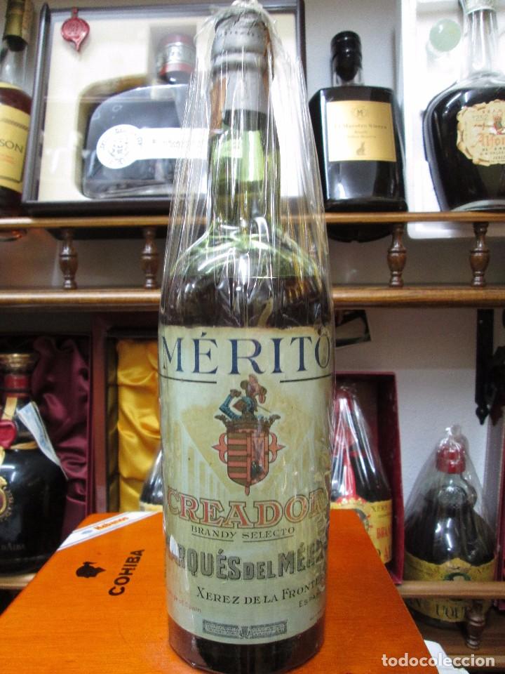 Coleccionismo de vinos y licores: ANTIGUA BOTELLA BRANDY CO&Ntilde;AC, MERITO CREADOR DE IMPUESTO DE 80 CTS, DECADA A&Ntilde;OS 50-60