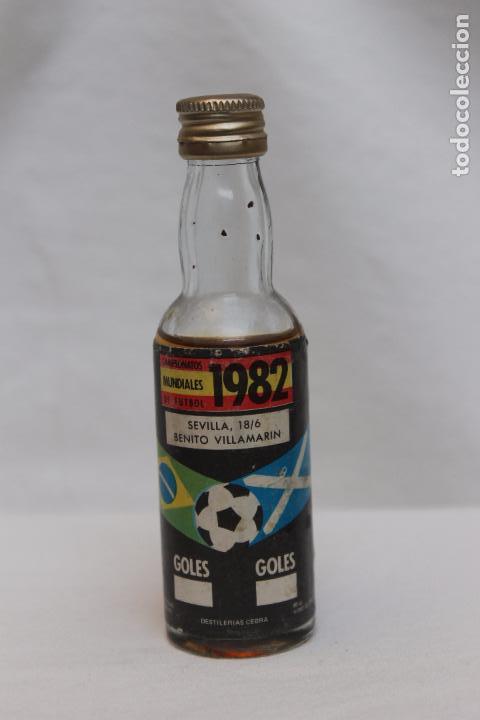 Coleccionismo de vinos y licores: ANTIGUO BOTELLIN VINO OLOROSO, DESTILERIAS CEBRA, SEVILLA MUNDIAL 1982, BENITO VILLAMARIN