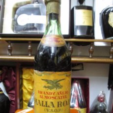 Coleccionismo de vinos y licores: ANTIGUA BOTELLA BRANDY COÑAC,MALLA ROJA V.S.O.P. DE IMPUESTO DE 80 CTS, DECADA DE LOS 50-60