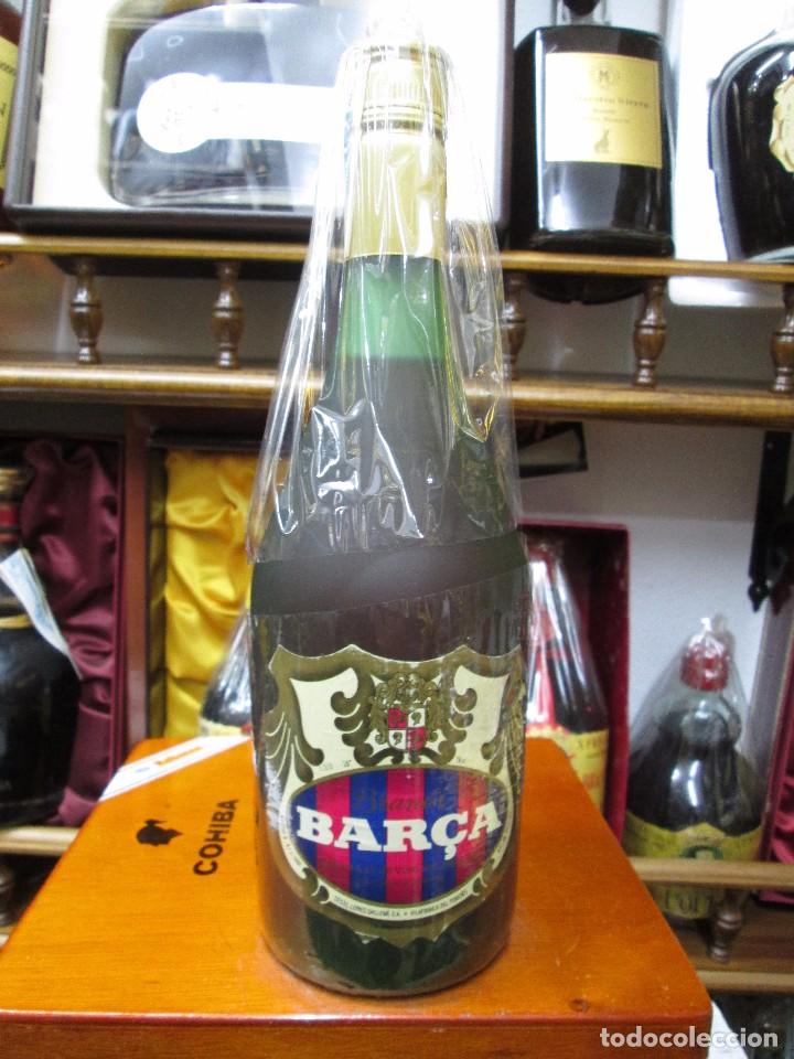Coleccionismo de vinos y licores: ANTIGUA BOTELLA BRANDY CO&Ntilde;AC, FUTBOL CLUB BARCELONA,