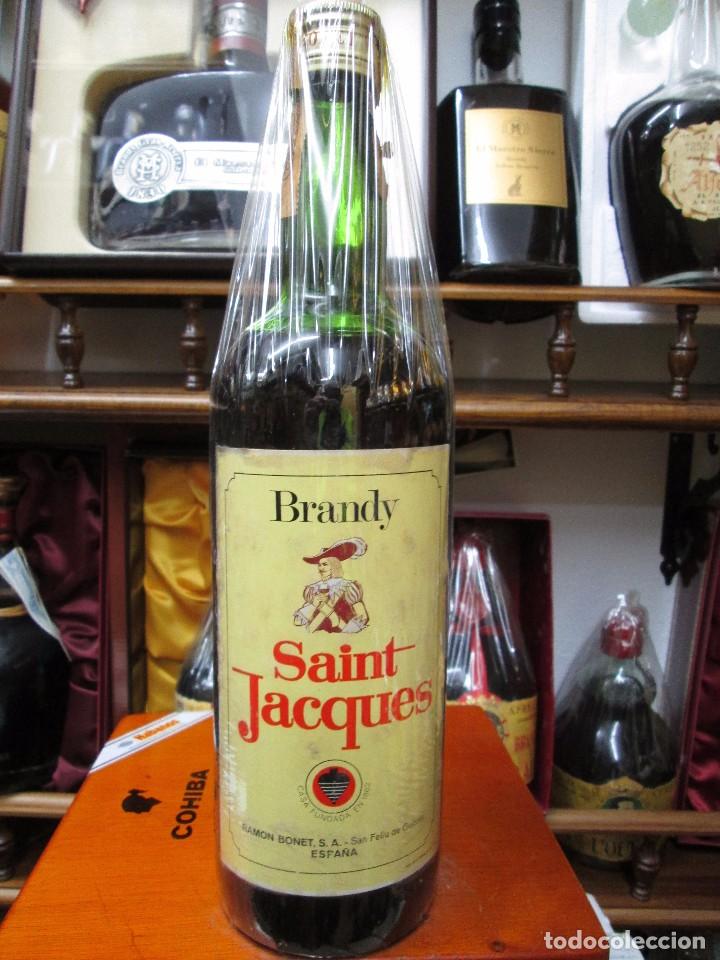 Coleccionismo de vinos y licores: ANTIGUA BOTELLA DE BRANDY CO&Ntilde;AC, SAINT JACQUES VIEJO 1862 IMPUESTOS DE 80 CTS,DECADA DE 50-60