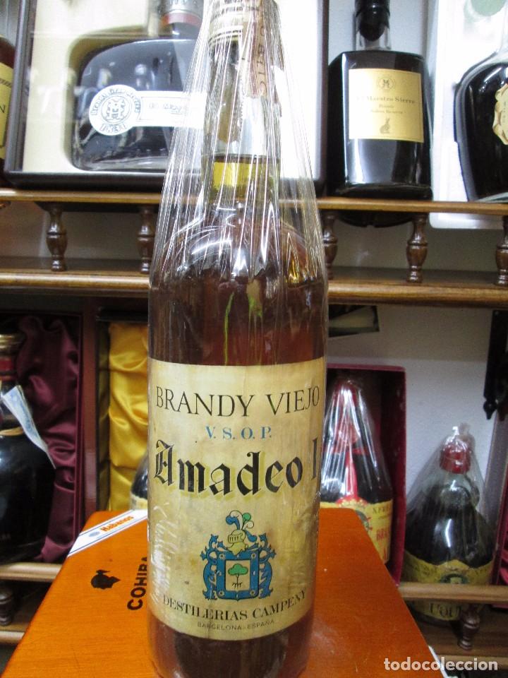 Coleccionismo de vinos y licores: ANTIGUA BOTELLA BRANDY CO&Ntilde;AC, AMADEO I V.S.O.P. VIEJO DE IMPUESTO DE 4 PTS, DECADA A&Ntilde;OS 60-70