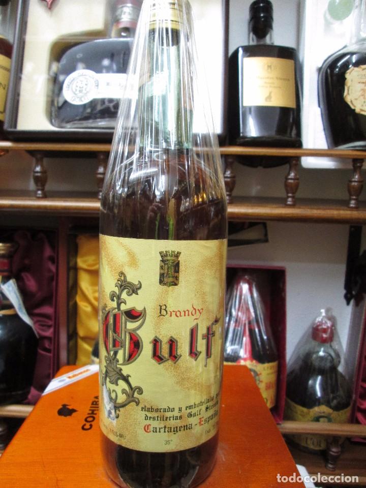 Coleccionismo de vinos y licores: ANTIGUA BOTELLA DE BRANDY CO&Ntilde;AC, GULF VIEJO DE IMPUESTO DE 4 PTS, DECADA A&Ntilde;OS 60-70