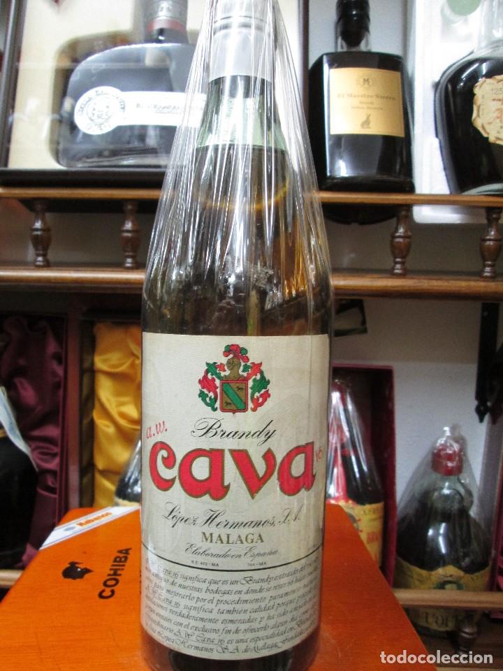 Coleccionismo de vinos y licores: ANTIGUA BOTELLA BRANDY CO&Ntilde;AC, CAVA 16 DE IMPUESTO DE ALCOHOLES DE 4 PTS, DECADA A&Ntilde;OS 60-70