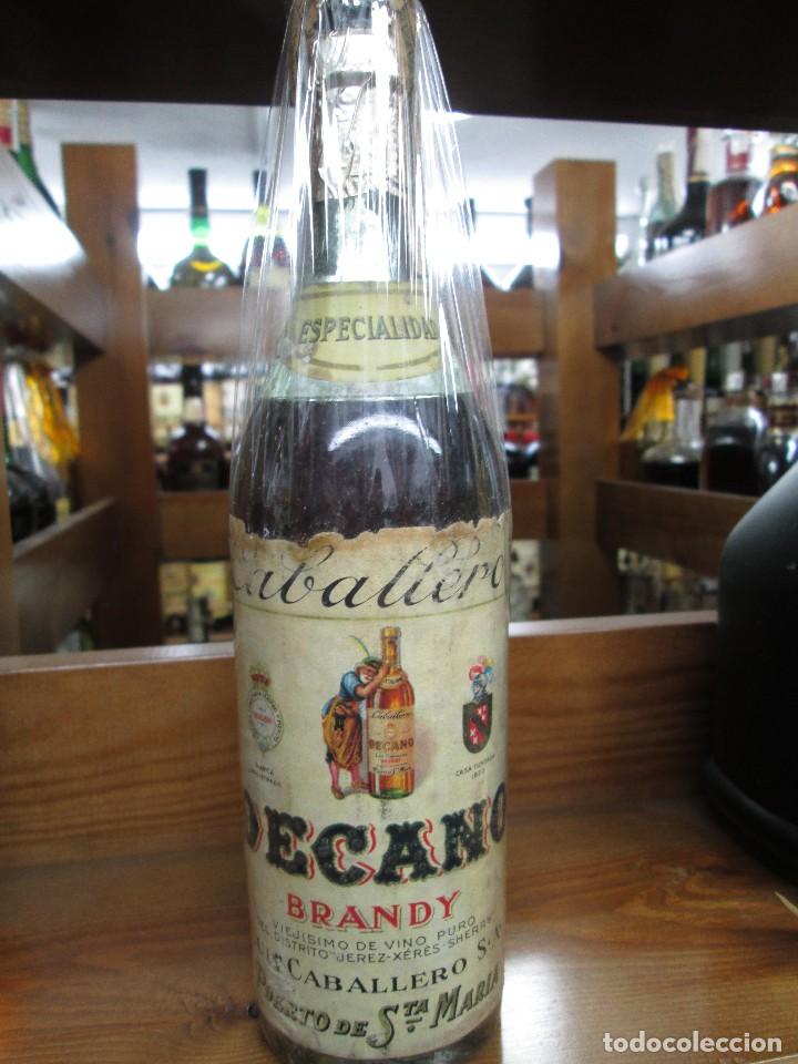 Coleccionismo de vinos y licores: ANTIGUA BOTELLA BRANDY CO&Ntilde;AC,CABALLERO DECANO VIEJISIMO, IMPUESTO DE 40 CTS. 1/2 LITRO DECADA 50-60