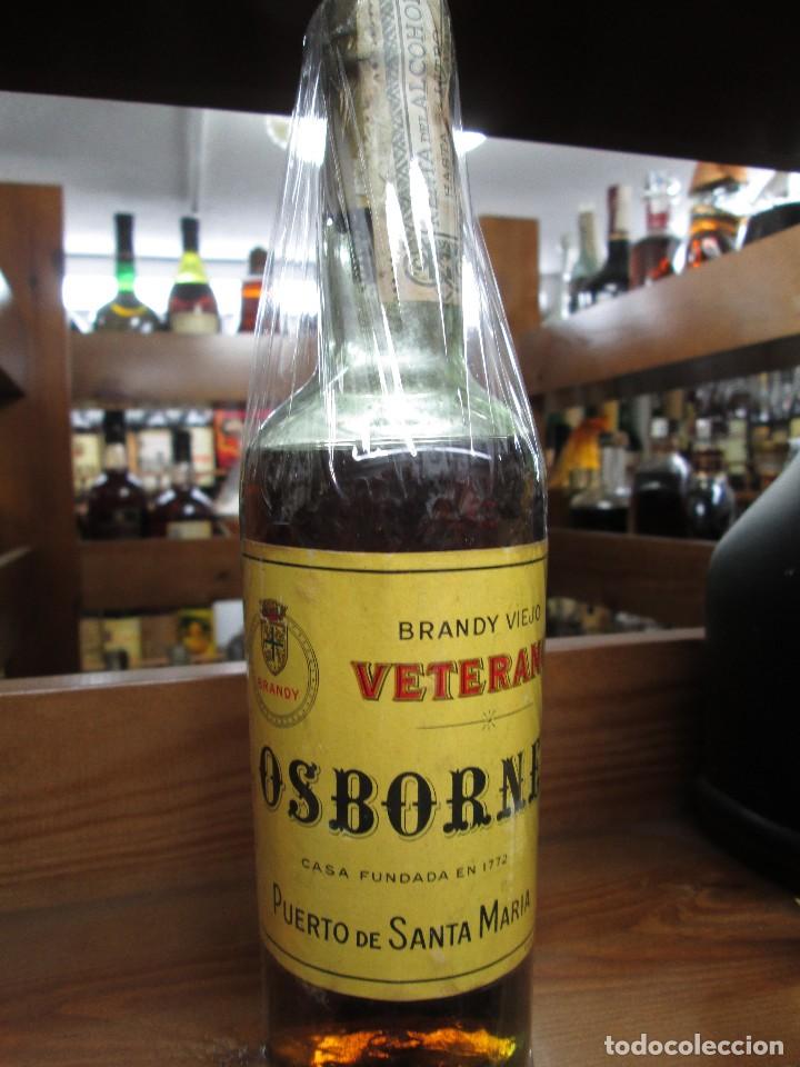 Coleccionismo de vinos y licores: ANTIGUA BOTELLA BRANDY CO&Ntilde;AC, VETERANO VIEJO IMPUESTO DE 40 CTS. DECADA A&Ntilde;OS 50-60 1/2 LITRO