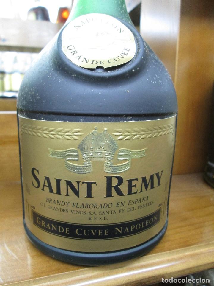 Coleccionismo de vinos y licores: ANTIGUA BOTELLA BRANDY CO&Ntilde;AC, SAINT REMY GRAN CUVE NAPOLE&Ograve;N, IMPUESTO DE 4 PTS. DECADA 60-70