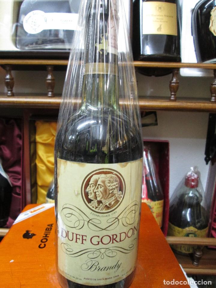 Coleccionismo de vinos y licores: ANTIGUA BOTELLA BRANDY CO&Ntilde;AC,DUFF GORD&Ograve;N IMPUESTO DE 4 PTS, DECADA A&Ntilde;OS 60-70