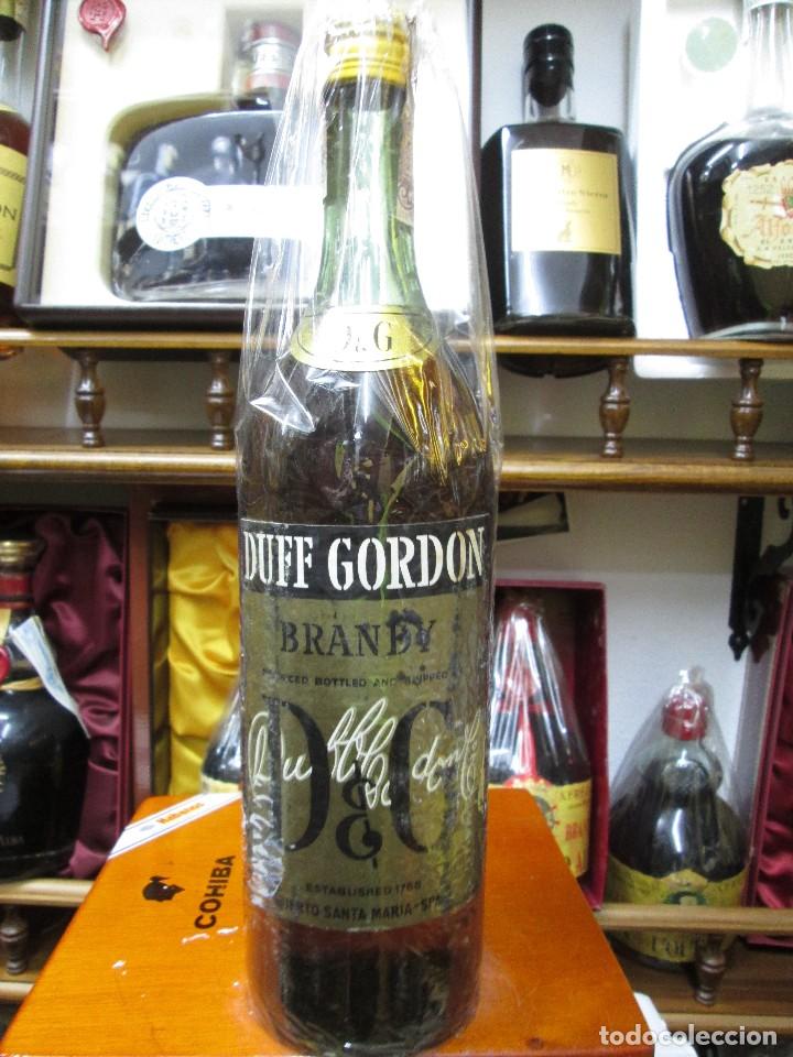 Coleccionismo de vinos y licores: ANTIGUA BOTELLA BRANDY CO&Ntilde;AC,DUFF GORD&Ograve;N 1768 IMPUESTO DE 80 CTS,DECADA 50-60