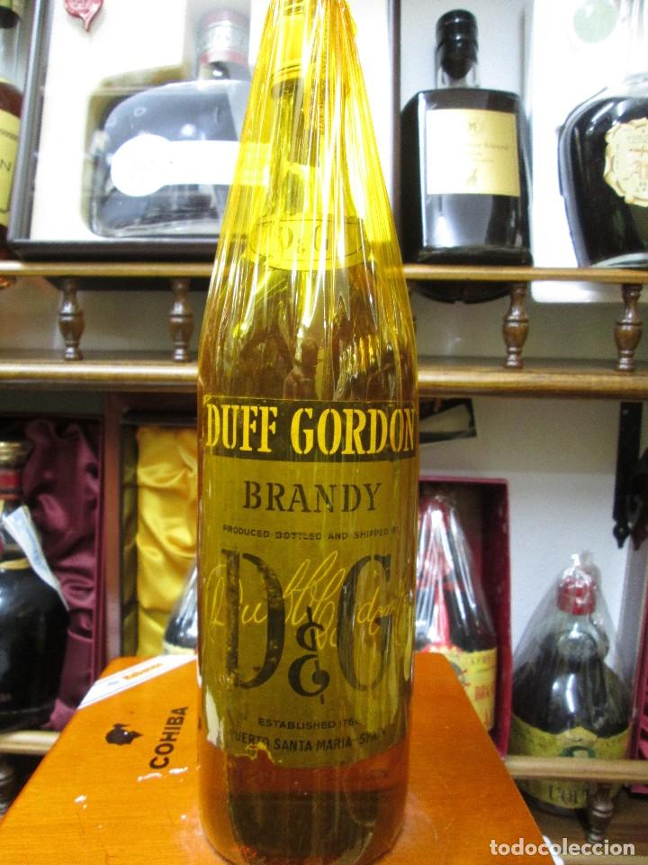 Coleccionismo de vinos y licores: ANTIGUA BOTELLA DE BRANDY CO&Ntilde;AC, DUFF GORD&Ograve;N 1768 DE IMPUESTOS DE 4 PTS, DECADA 60-70