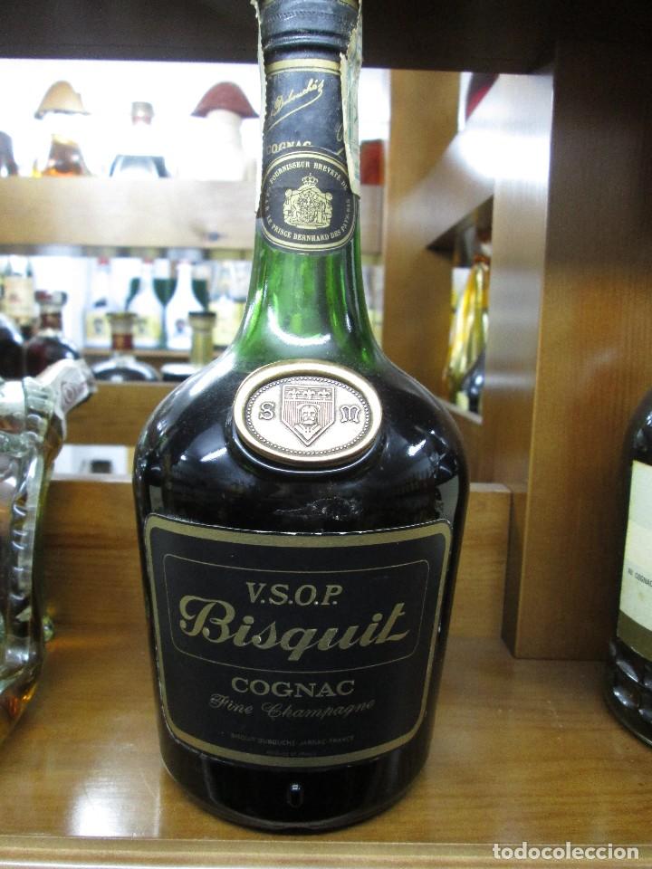 Coleccionismo de vinos y licores: ANTIGUA BOTELLA BRANDY CO&Ntilde;AC BISQUIT V.S.O.P. DE IMPUESTOS GRATUITOS DECADA A&Ntilde;OS 60-70