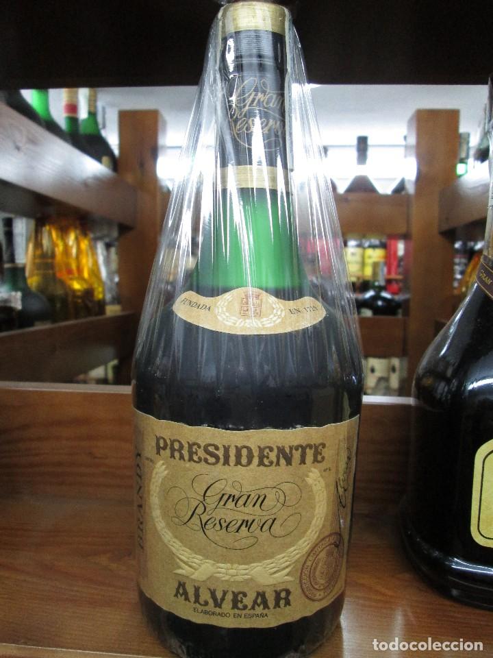 Coleccionismo de vinos y licores: BOTELLA DE BRANDY CO&Ntilde;AC, PRESIDENTE DE ALVEAR IMPUESTO DE ALCOHOLES DE 8 PTS, DECADA A&Ntilde;OS 70-80