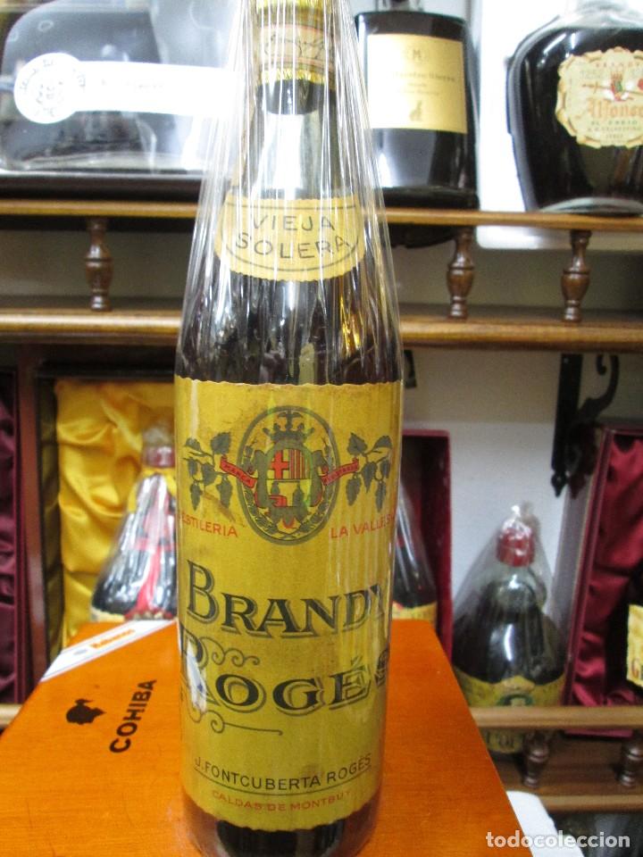 Coleccionismo de vinos y licores: ANTIGUA BOTELLA BRANDY CO&Ntilde;AC, ROGES SOLERA VIEJA IMPUESTO DE 4 PTS, DECADA 60-70