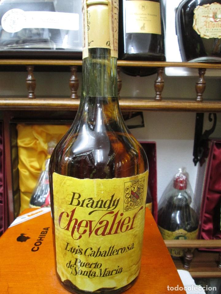 Coleccionismo de vinos y licores: ANTIGUA BOTELLA BRANDY CO&Ntilde;AC, CHEVALIER DE IMPUESTO DE 4 PTS, DECADA 60-70 DE LUIS CABALLERO