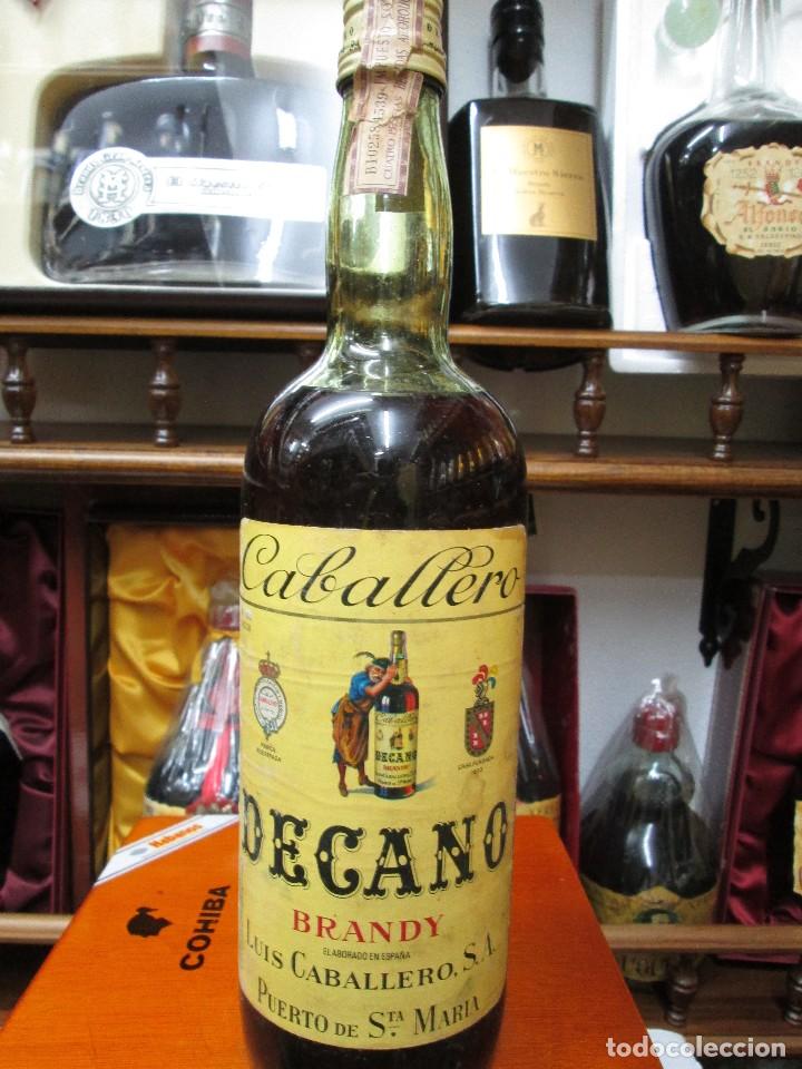 Coleccionismo de vinos y licores: ANTIGUA BOTELLA BRANDY CO&Ntilde;AC, DECANO CABALLERO DE IMPUESTO DE 4 PTS, DECADA 60-70 BOTELLA DE 1 LITRO