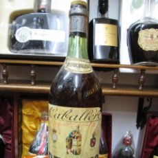 Coleccionismo de vinos y licores: ANTIGUA BOTELLA BRANDY COÑAC, DECANO CABALLERO VIEJISIMO DE IMPUESTO DE 80 CTS, DECADA AÑOS 50-60