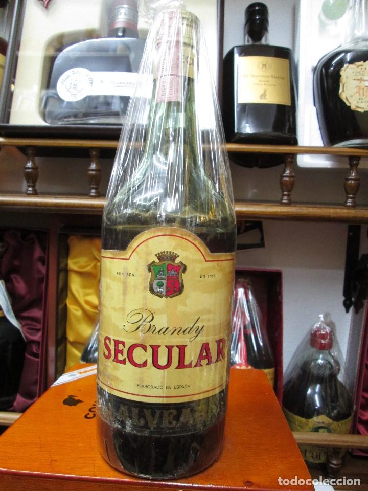 Coleccionismo de vinos y licores: ANTIGUA BOTELLA BRANDY CO&Ntilde;AC, SECULAR DE ALVEAR DE IMPUESTO DE 4 PTS, DECADA A&Ntilde;OS 60-70