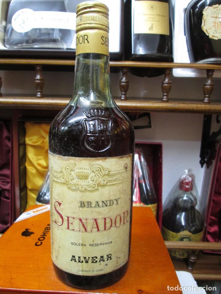 Coleccionismo de vinos y licores: ANTIGUA BOTELLA BRANDY CO&Ntilde;AC,SENADOR SOLERA RESERVADA DE ALVEAR, IMPUESTO DE 4 PTS, DECADA 60-70