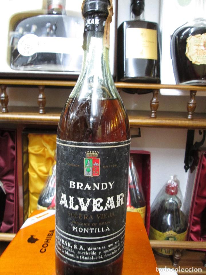 Coleccionismo de vinos y licores: ANTIGUA BOTELLA BRANDY CO&Ntilde;AC,ALVERA SOLERA VIEJA DE IMPUESTO DE 4 PTS, DECADA 60-70