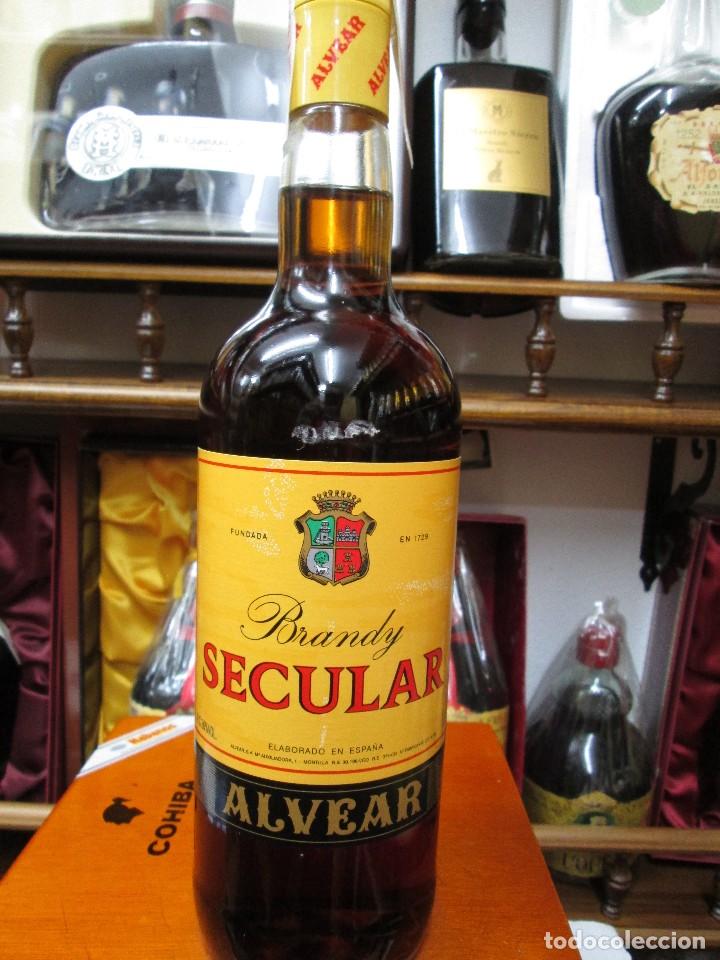 Coleccionismo de vinos y licores: ANTIGUA BOTELLA BRANDY CO&Ntilde;AC,SECULAR DE ALVEAR, FUNDADA EN 1729