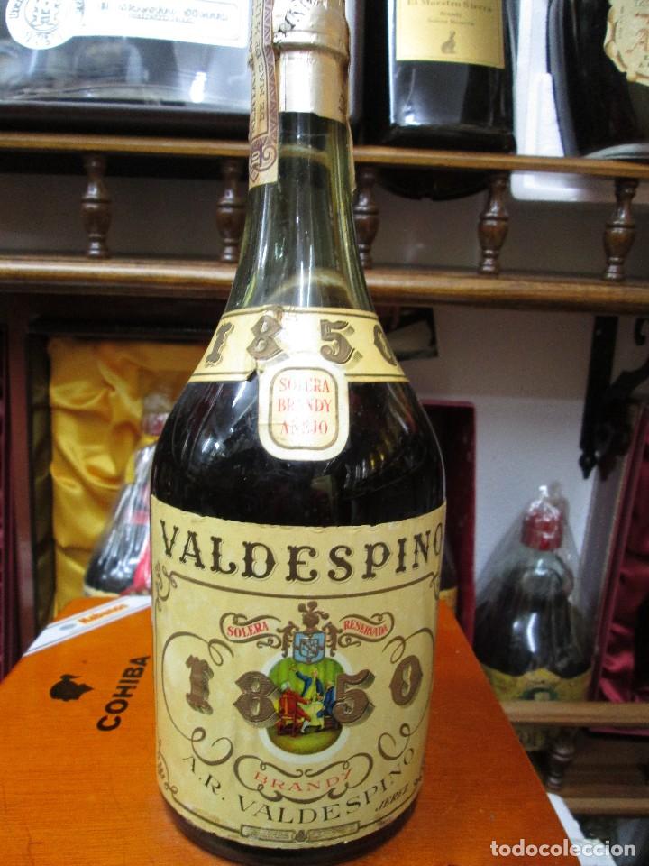 Coleccionismo de vinos y licores: ANTIGUA BOTELLA BRANDY CO&Ntilde;AC, VALDESPINO SOLERA A&Ntilde;EJA 1850, IMPUESTO DE 80 CTS, DECADA 50-60
