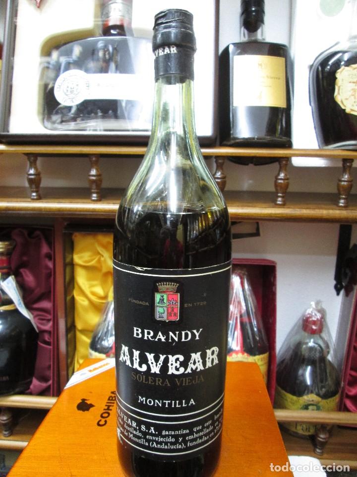 Coleccionismo de vinos y licores: ANTIGUA BOTELLA BRANDY CO&Ntilde;AC,ALVEAR VIEJO DE IMPUESTO DE 4 PTS, DECADA 60-70 MONTILLA ESPA&Ntilde;A