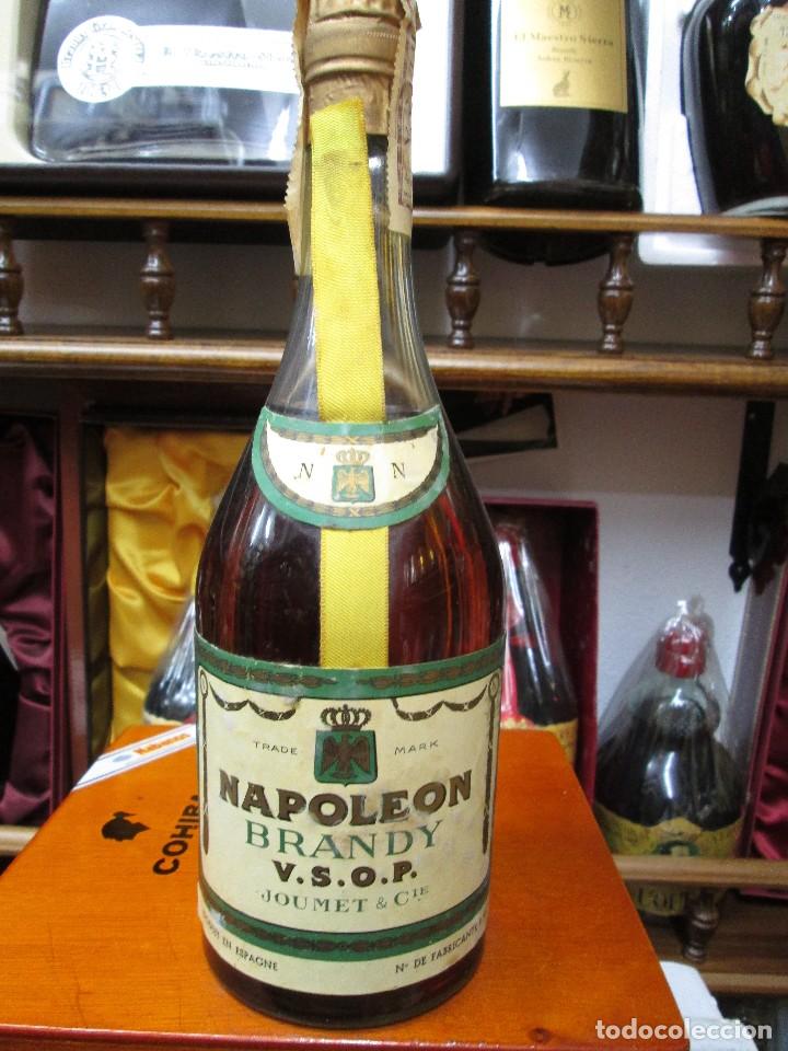 Coleccionismo de vinos y licores: ANTIGUA BOTELLA BRANDY CO&Ntilde;AC,NAPOLE&Ograve;N V.S.O.P. DE IMPUESTO DE 4 PTS, DECADA 60-70 ESPA&Ntilde;A