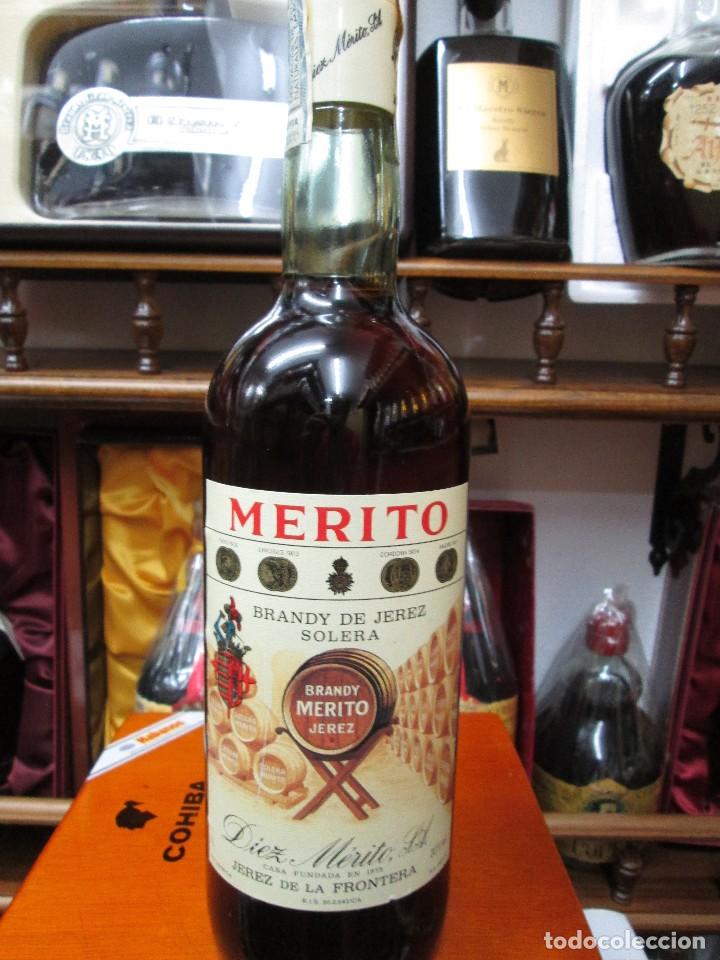 Coleccionismo de vinos y licores: ANTIGUA BOTELLA BRANDY CO&Ntilde;AC, MERITO SOLERA DE IMPUESTO DE 8 PTS, DECADA 70-80- JEREZ ESPA&Ntilde;A