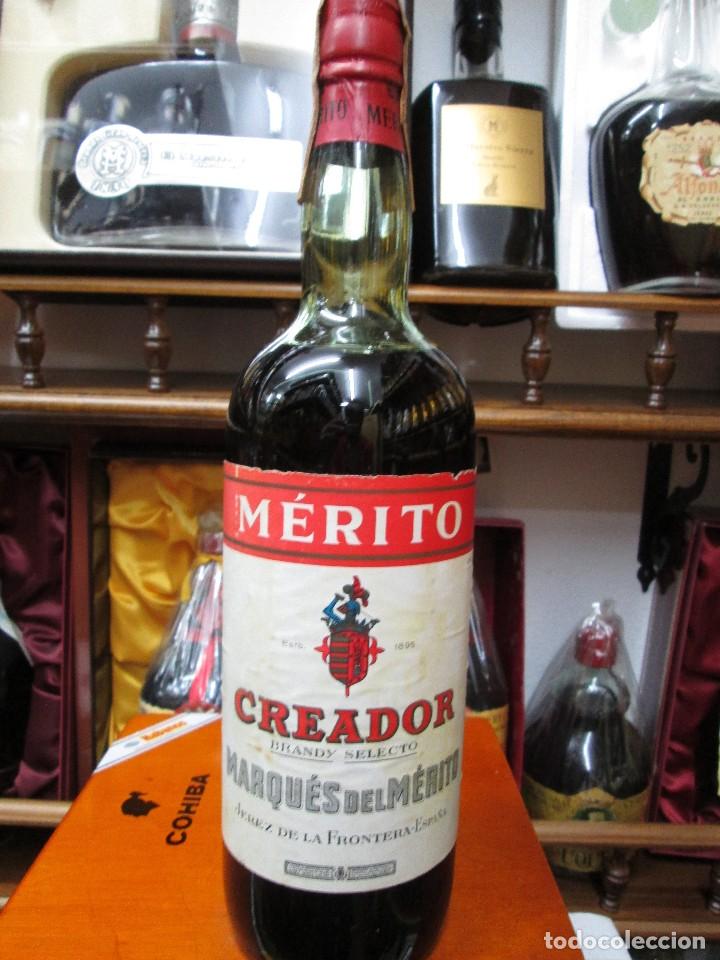 Coleccionismo de vinos y licores: ANTIGUA BOTELLA BRANDY CO&Ntilde;AC, MERITO CREADOR SELECTO, DE IMPUESTO DE 80 CTS, DECADA 50-60