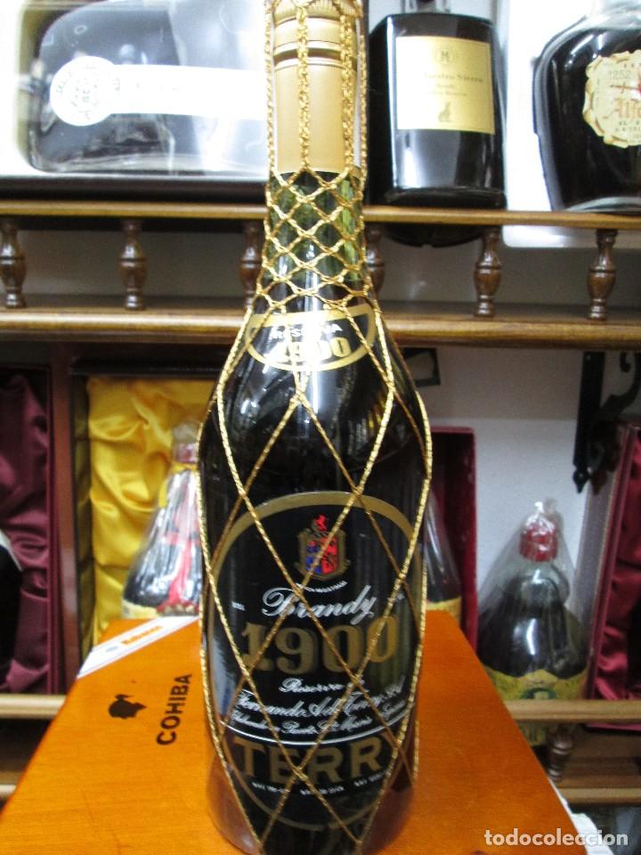 Coleccionismo de vinos y licores: ANTIGUA BOTELLA BRANDY CO&Ntilde;AC,CENTENARIO TERRY ETIQUETA NEGRA, IMPUESTO DE 4 PTS, DECADA 60-70