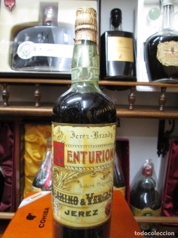 Coleccionismo de vinos y licores: ANTIGUA BOTELLA BRANDY CO&Ntilde;AC, CENTURI&Ograve;N SOLERA VIEJA DE 1 L. IMPUESTO DE 80 CTS. DECADA 50-60