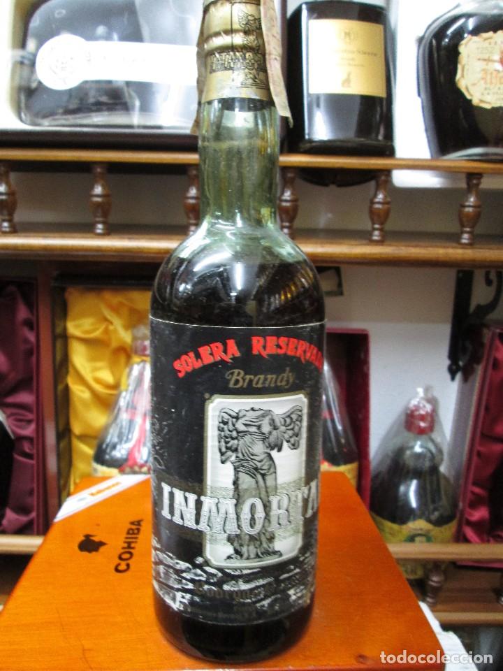 Coleccionismo de vinos y licores: ANTIGUA BOTELLA BRANDY CO&Ntilde;AC,INMORTAL SOLERA RESERVADA VIEJO, IMPUESTO DE 4 PTS DECADA 60-70