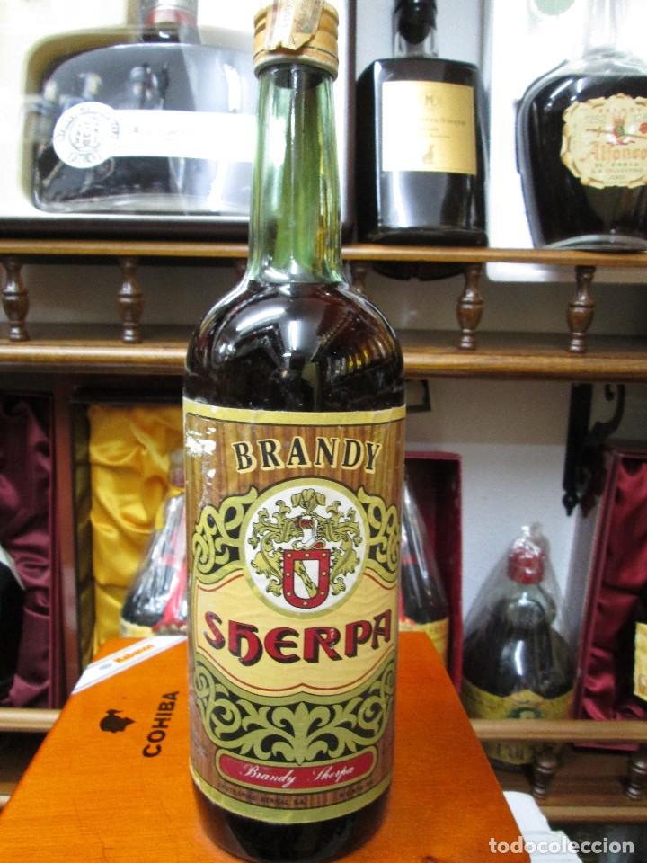 Coleccionismo de vinos y licores: ANTIGUA BOTELLA BRANDY CO&Ntilde;AC, SHERPA DESTILERIAS BERNAL S.A. MURCIA IMPUESTO DE 4 PTS, DECADA 60-70