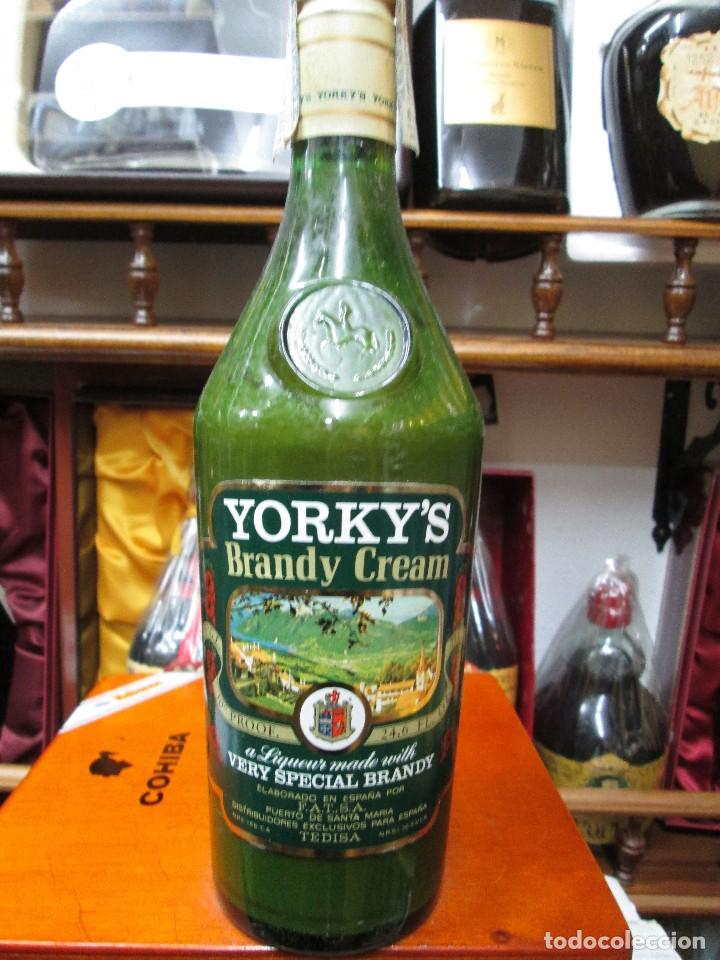 Coleccionismo de vinos y licores: ANTIGUA BOTELLA BRANDY CO&Ntilde;AC, YORKY'S CREAM, IMPUESTO DE 8 PTS, DECADA 70-80