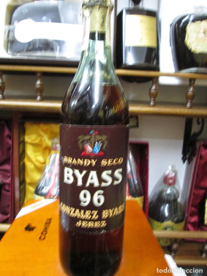 Coleccionismo de vinos y licores: ANTIGUA BOTELLA BRANDY CO&Ntilde;AC, BYASS 96 SECO IMPUESTO 80 CTS, DECADA 50-60, JEREZ ESPA&Ntilde;A