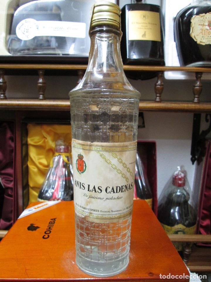 Coleccionismo de vinos y licores: ANTIGUA BOTELLA BRANDY CO&Ntilde;AC, ANIS LAS CADENAS BODEGAS NAVARRAS, IMPUESTO DE 2 PTS, DECADA 60-70
