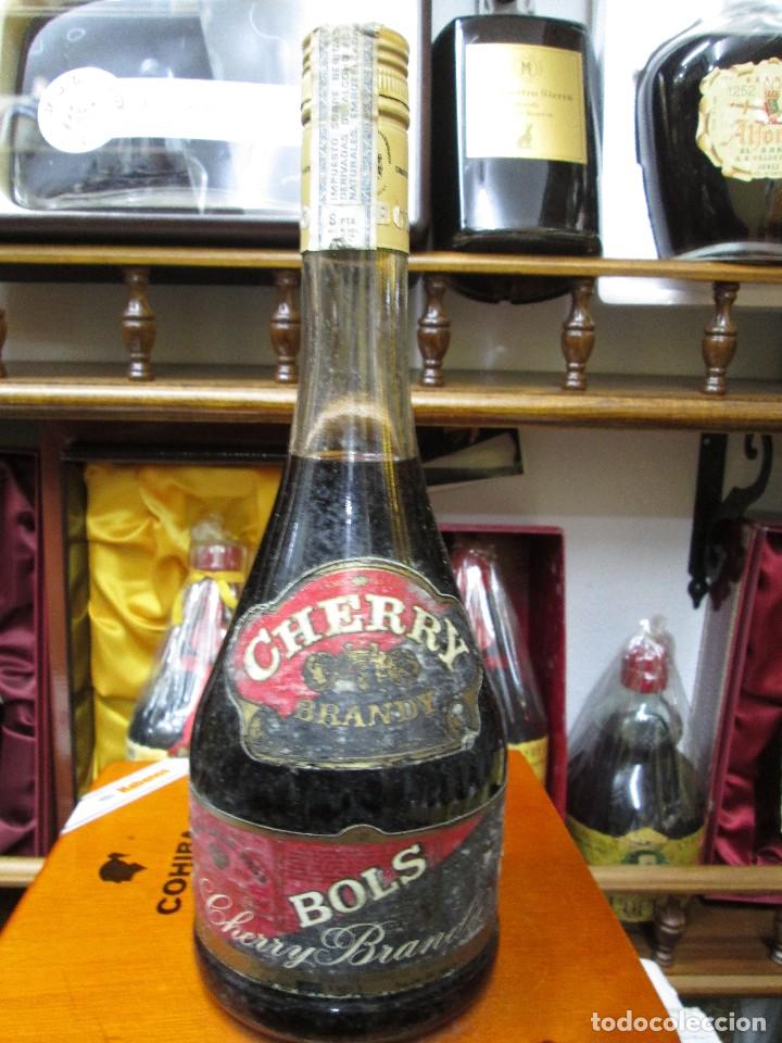 Coleccionismo de vinos y licores: ANTIGUA BOTELLA BRANDY CO&Ntilde;AC, CHERRY BOLS DE IMPUESTO DE 8 PTS, DECADA 70-80