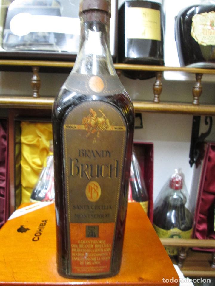 Coleccionismo de vinos y licores: ANTIGUA BOTELLA BRANDY CO&Ntilde;AC, BRUCH SANTA CECILIA DE MONTSERRAT, IMPUESTO DE 80 CTS, DECADA 50-60