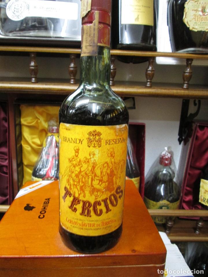 Coleccionismo de vinos y licores: ANTIGUA BOTELLA BRANDY CO&Ntilde;AC, TERCIOS RESERVA DE CARLOS Y JAVIER DE TERRY IMPUESTO 4 PTS. DECADA 70