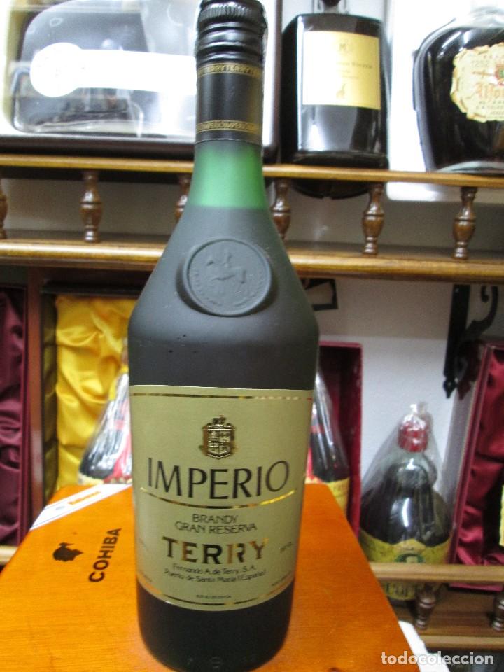 Coleccionismo de vinos y licores: ANTIGUA BOTELLA BRANDY CO&Ntilde;AC, IMPERIO DE TERRY GRAN RESERVA IMPUESTO DE 8 PTS, DECADA 70-80
