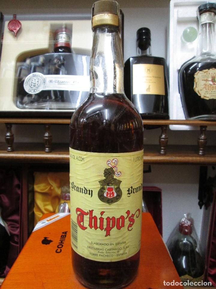 Coleccionismo de vinos y licores: ANTIGUA BOTELLA BRANDY CO&Ntilde;AC, CHIPO'S DESTILERIAS CARTHAGO TORRE PACHECO MURCIA IMPUESTO 8 PTS.