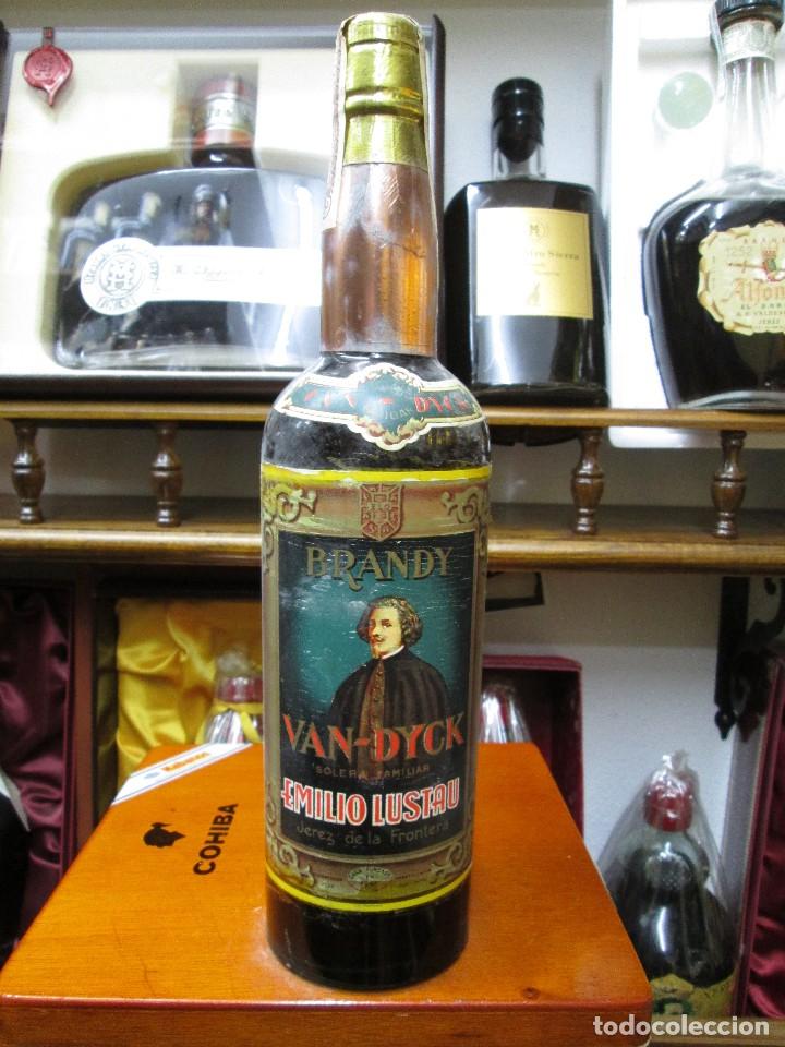 Coleccionismo de vinos y licores: ANTIGUA BOTELLA BRANDY CO&Ntilde;AC, VAN-DYCK DE EMILIO LUSTAU, IMPUESTO DE 80 CTS, DECADA 50-60
