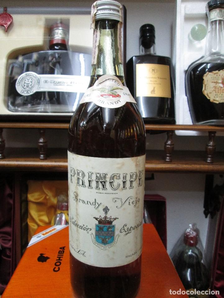 Coleccionismo de vinos y licores: ANTIGUA BOTELLA BRANDY CO&Ntilde;AC, PRINCIPE VIEJO SELECCI&Ograve;N ESPECIAL, IMPUESTO DE 80 CTS, DECADA 60-70