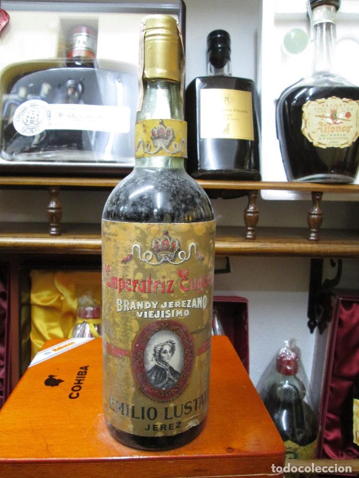 Coleccionismo de vinos y licores: ANTIGUA BOTELLA BRANDY CO&Ntilde;AC, EMPERATRIZ EUGENIA VIEJISIMO IMPUESTO DE 4 PTS, DECADA 60-70